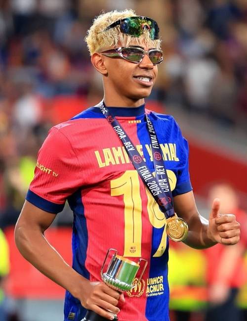 记者：米兰可能尝试冬窗送走圣地亚哥，然后再签更高效的前锋（记者：米兰考虑冬窗送走圣地亚哥，转而引进更高效前锋）