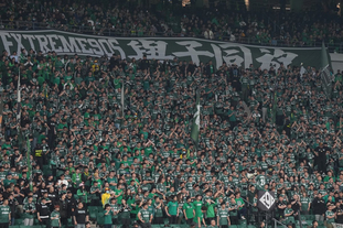 湖人生涯最强一战！斯玛特狂轰8记三分砍26分创赛季新高（湖人生涯代表作！斯玛特轰进8记三分狂砍26分，刷新赛季新高）