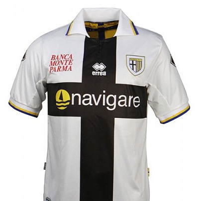 球迷向场内扔杂物引发骚乱，梅西印度行球场亮相仪式提前结束（球迷投掷杂物引发骚动，梅西印度行球场亮相仪式被迫提前结束）