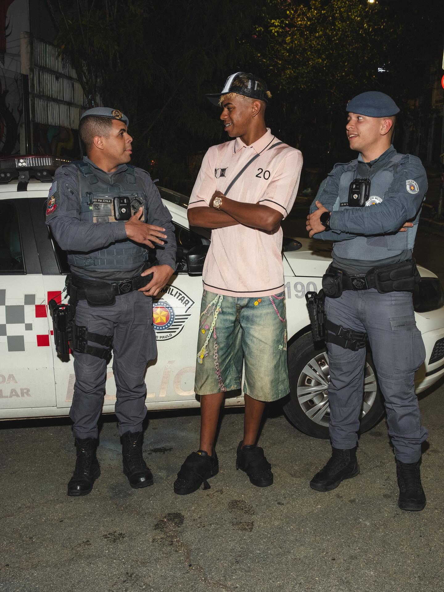 曼联后防频现漏洞遭球迷质疑（曼联防线屡现破绽，惹球迷不满）