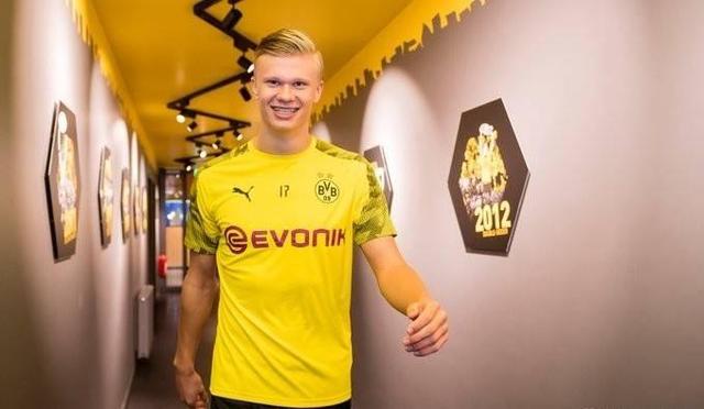 曼联冬窗买中场新增一人选，价格3000万！刚完成43米小贝式吊射（曼联冬窗中场引援再添人选，标价3000万，刚轰43米小贝式吊射）