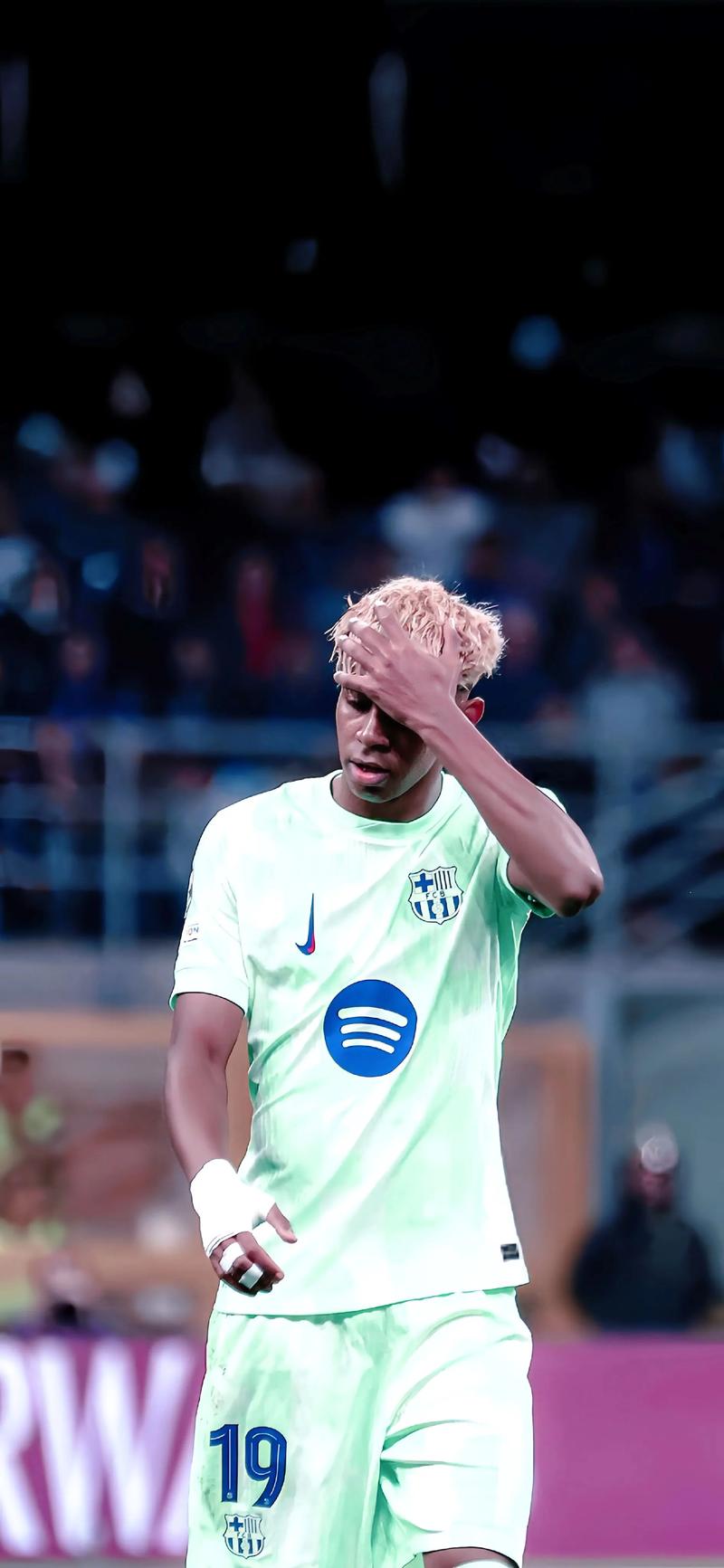 邵佳一谈成为国足主帅：正在家看电脑突然收到700多条信息（邵佳一回忆出任国足主帅：在家看电脑时瞬收700余条消息）