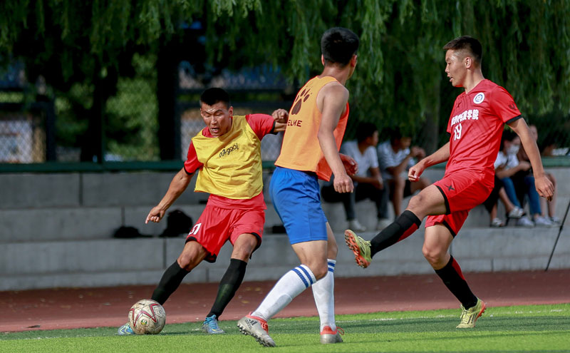 意媒：米兰派球探现场考察亨克18岁前腰卡雷察斯（意媒：米兰球探现场观战亨克18岁前腰卡雷察斯）