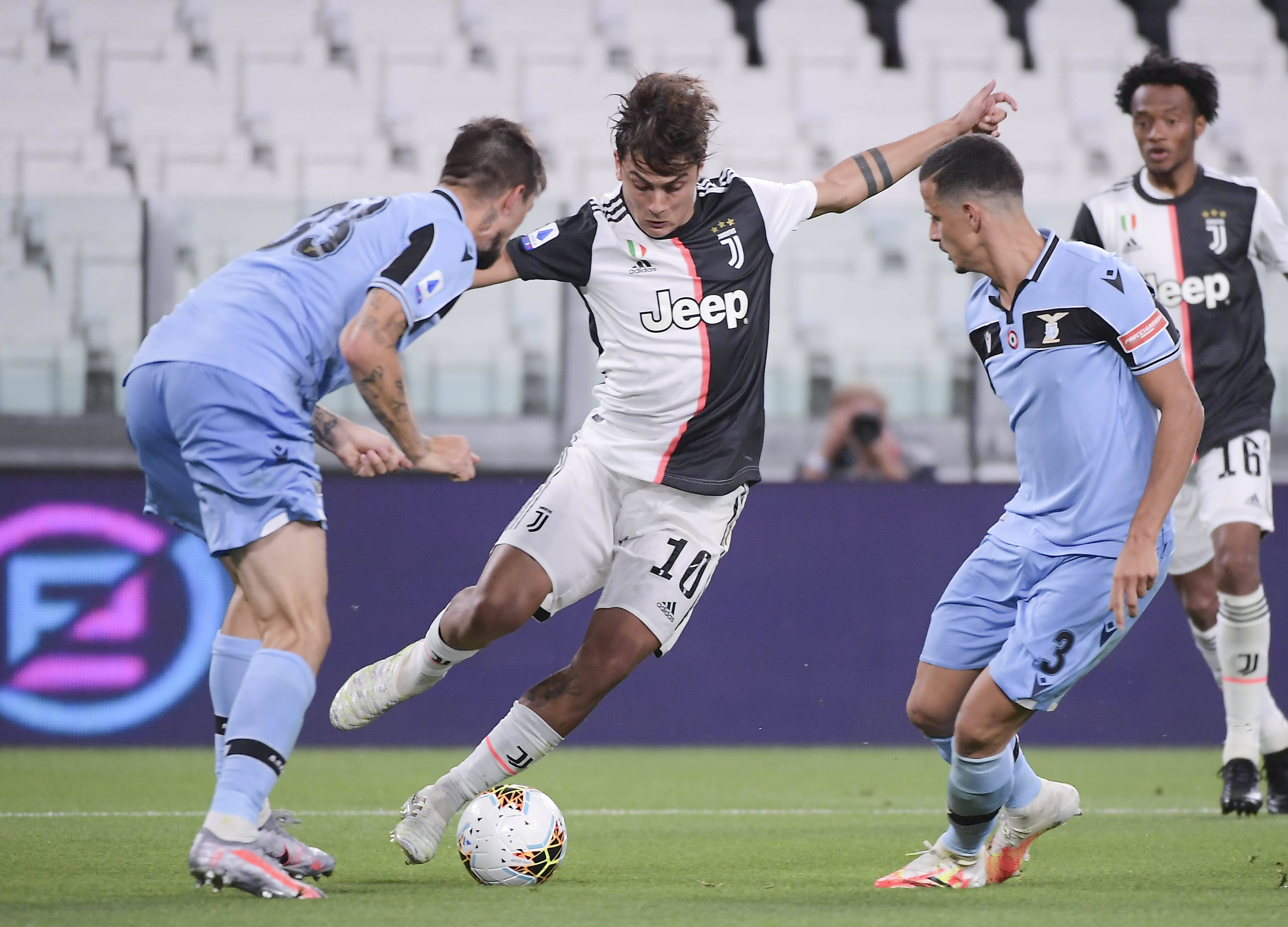 欧冠：巴黎2-1战胜曼联（欧冠赛场：巴黎2比1击败曼联）