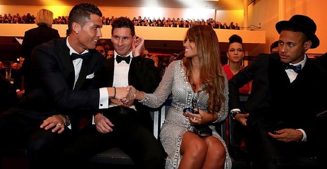 篮球勇士球星连中五记三分引全场欢呼（勇士球星连飙五记三分引爆全场欢呼）