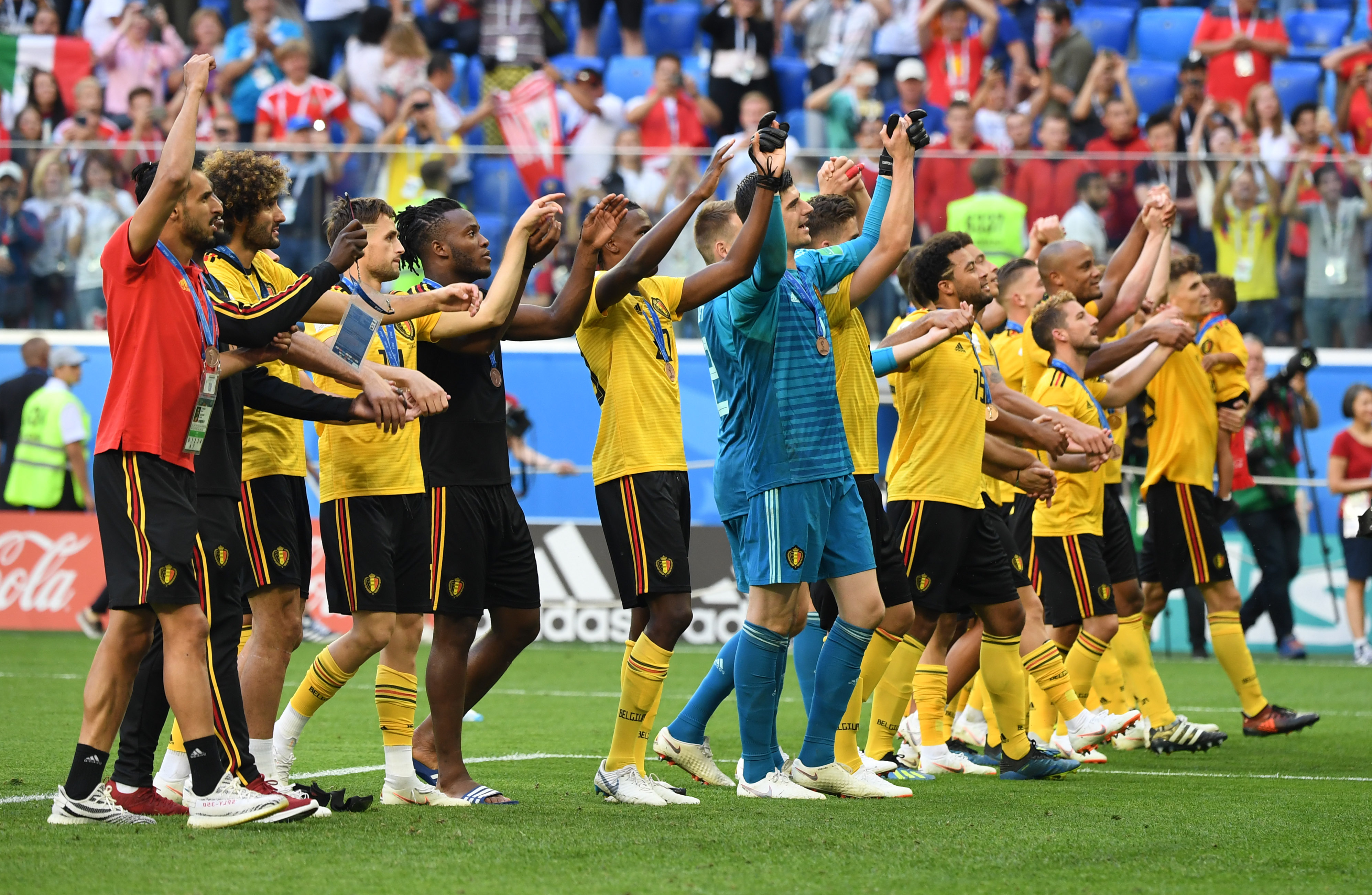 曼联英超15轮4-1胜狼队，近3轮不败，B费2射1传，助球队冲至第六，有望重返欧冠区。（英超第15轮，曼联4-1击退狼队，近三轮不败；B费2球1助助红魔升至第六，剑指欧冠区）