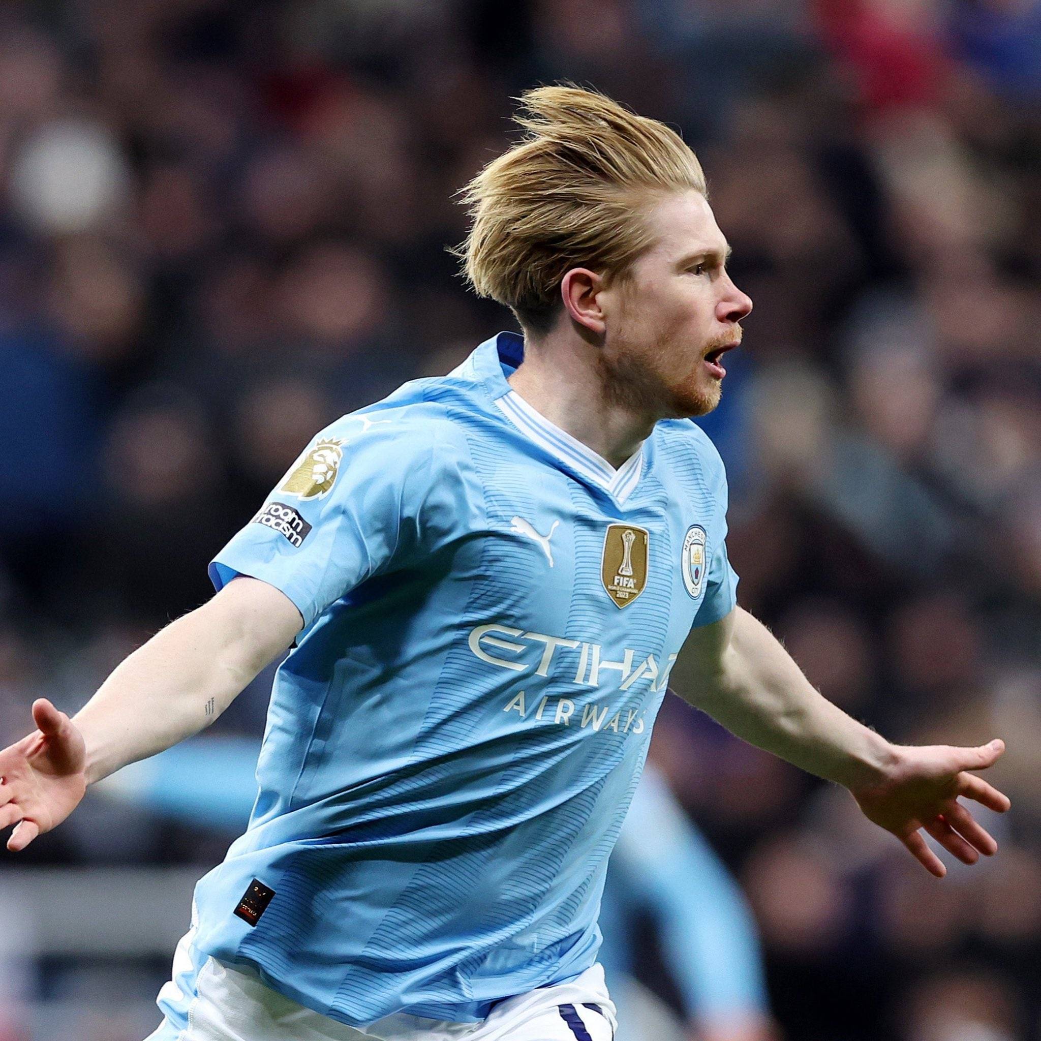 足球国足新星连续两轮破门，迅速走红（国足新秀两轮连破门，火速走红）