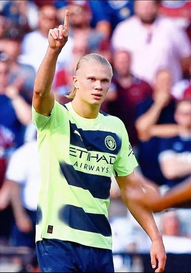 斯卡洛尼戴白手套递交世界杯，因凡蒂诺为仪式错误公开道歉（斯卡洛尼戴白手套交接大力神杯，因凡蒂诺为礼仪失误公开致歉）